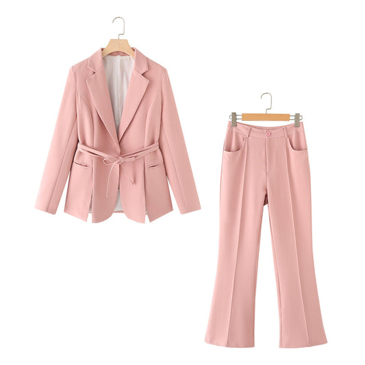 Rosa Damenanzug mit Blazer und Hose, elegantes Design, ideal für Büro oder formelle Anlässe, hochwertige Stoffe, modischer Business-Look.