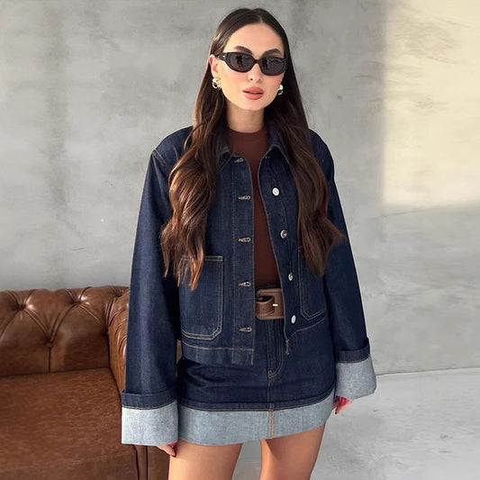 Damen Kurzjacke mit Polokragen und Knopfleiste – Denim-Mix Stil