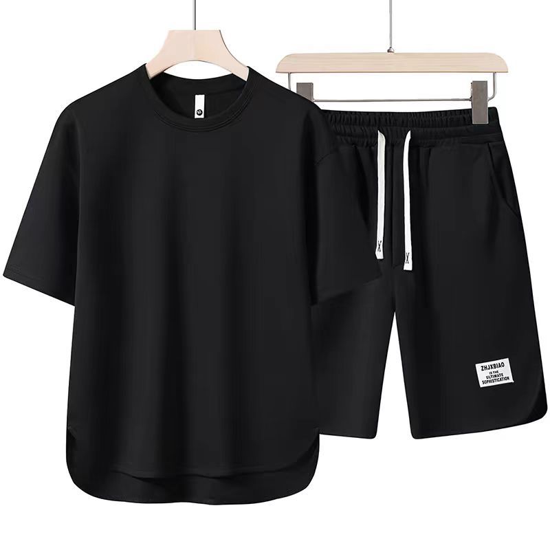 Schwarzes T-Shirt und Shorts Set auf Kleiderbügeln, sportlich, lässig, ideal für Sommermode, Herrenbekleidung, atmungsaktiv, bequem.