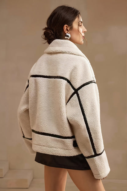 Rückansicht des Sherpa-Fleece-Mantels mit Kontrastpaspel