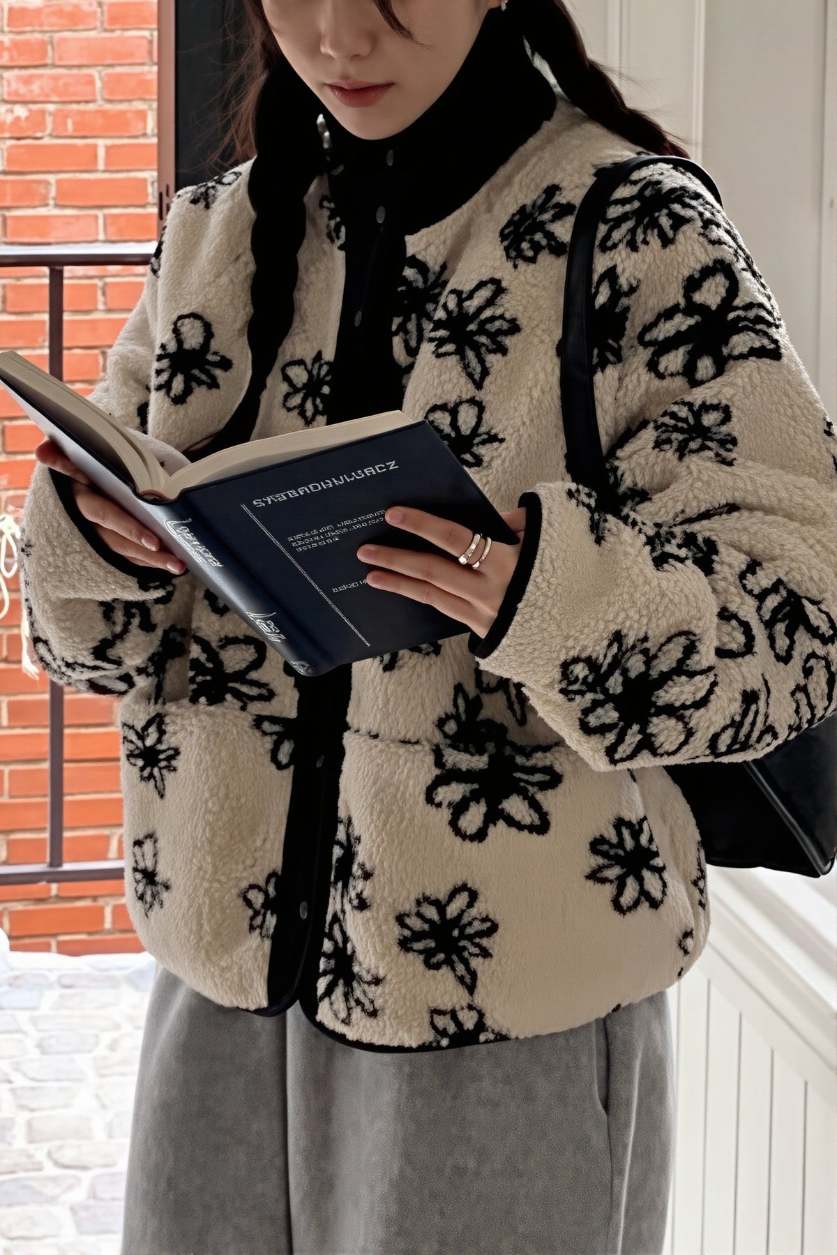 Detailansicht des floralen Musters auf der wendbaren Jacke