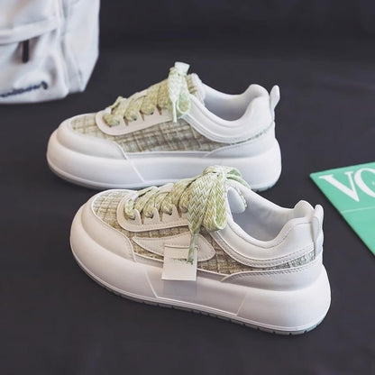 Grüne Sneaker mit dicker Sohle und kariertem Muster auf schwarzem Hintergrund. Modische Turnschuhe, trendiges Design, bequeme Freizeitschuhe.