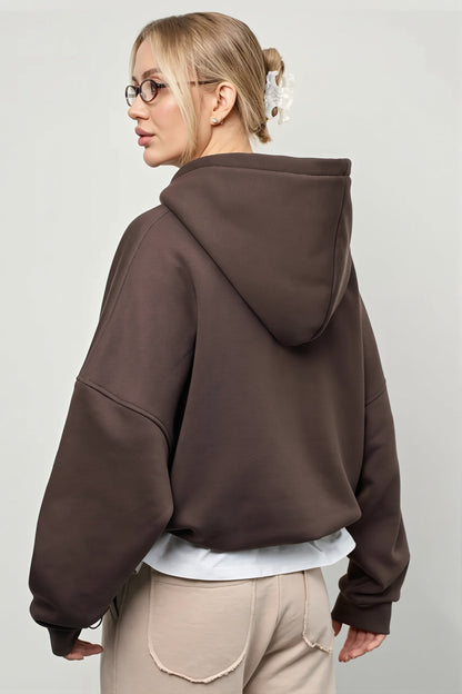 Hoodie mit Kängurutasche in der Frontalansicht