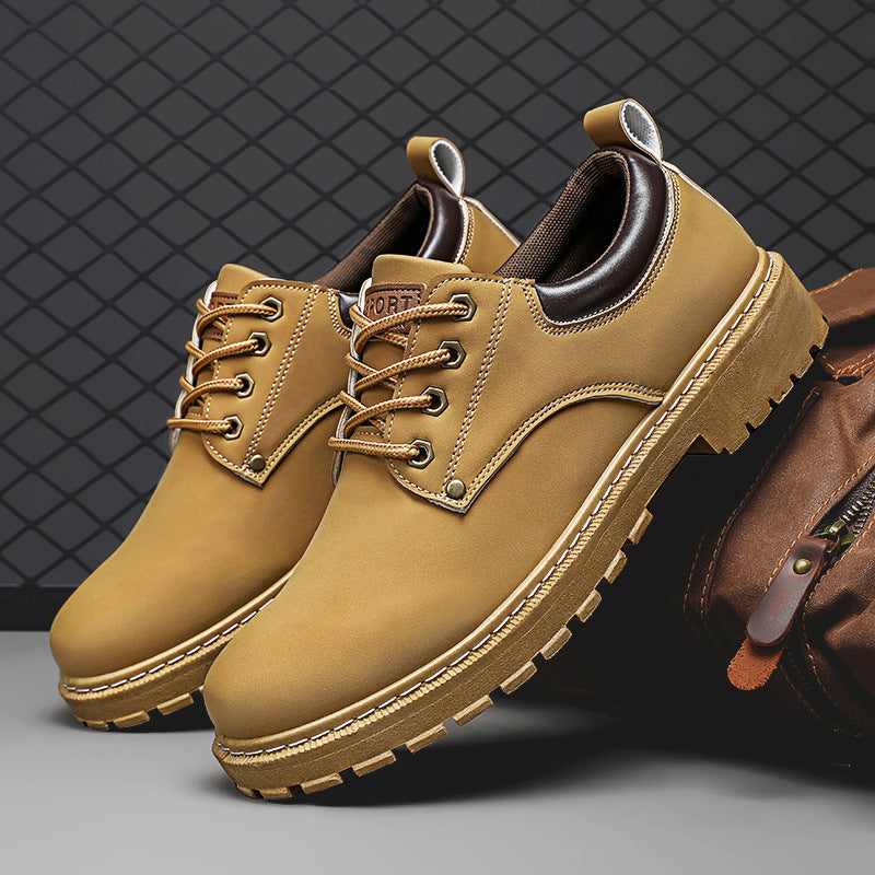 Herren-Wanderschuhe aus braunem Leder mit robuster Sohle, ideal für Outdoor-Aktivitäten. Stilvolle, strapazierfähige Schuhe vor grauem Hintergrund.