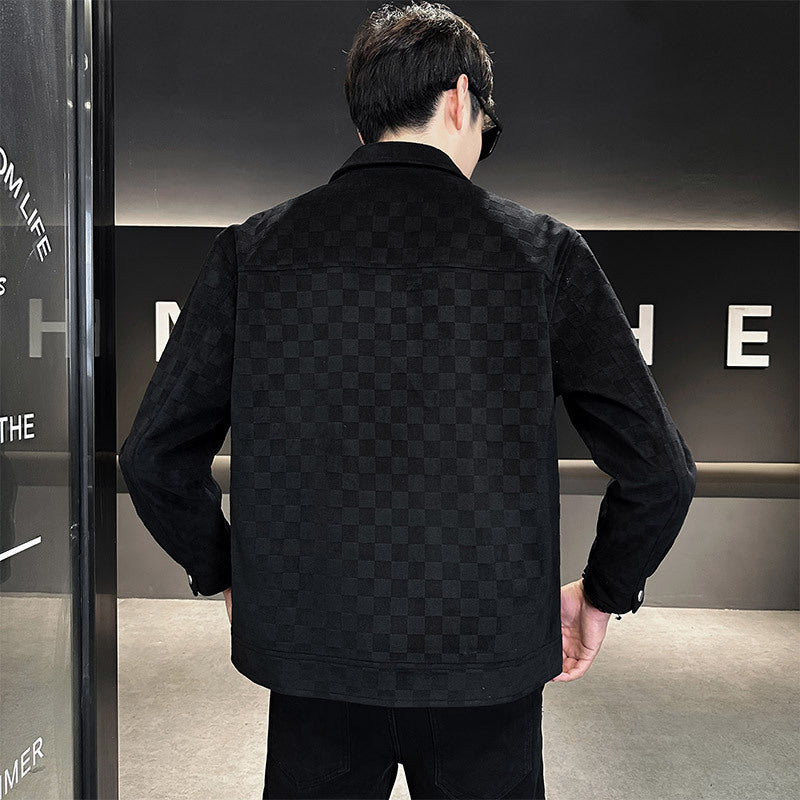 Rückansicht eines Mannes in schwarzer, kariert gemusterter Jacke, stehend in modernem Raum. Stilvolle Herrenmode, zeitloses Design, urbane Eleganz.