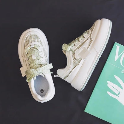 Grüne und weiße Sneaker auf schwarzem Hintergrund neben einem grünen Magazin. Modische Turnschuhe, moderne Sportschuhe, Streetwear.