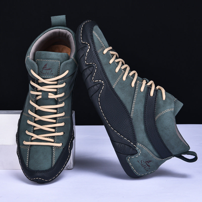 Grüne Herren-Sneaker mit schwarzer Sohle und beigen Schnürsenkeln, modernes Design, seitliche Ansicht, auf weißem Hintergrund.