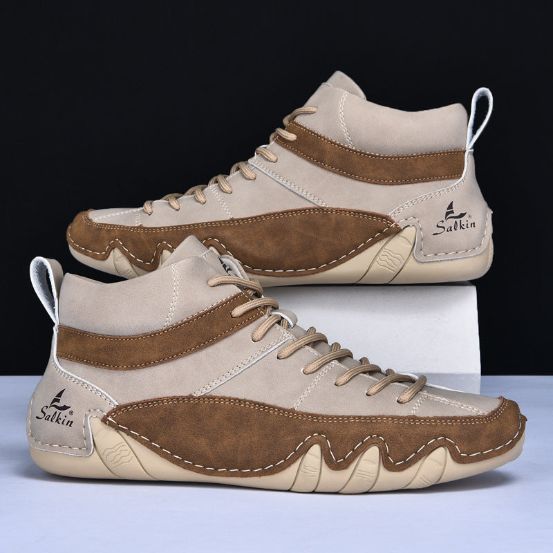 Beige und braune Herren-Sneaker mit markantem Design, rutschfester Sohle und Schnürung. Perfekt für Outdoor-Aktivitäten und Freizeitmode.