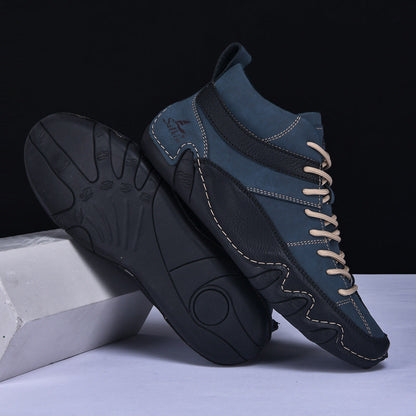 Dunkelblaue Herren-Sneaker mit schwarzer Sohle und beigem Schnürsenkel, modernes Design, ideal für Freizeit und Sport, auf weißem Hintergrund.