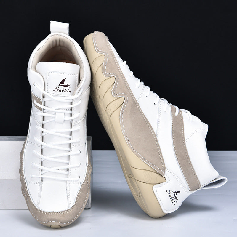 Weiße und beige Sneaker mit hohem Schaft, modernem Design und markanter Sohle. Perfekt für Streetwear und sportliche Outfits.