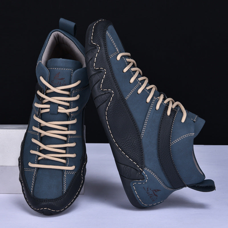Blaue Herren-Freizeitschuhe mit schwarzen Akzenten und beigen Schnürsenkeln, stilvolles Design, ideal für Alltag und Outdoor-Aktivitäten.