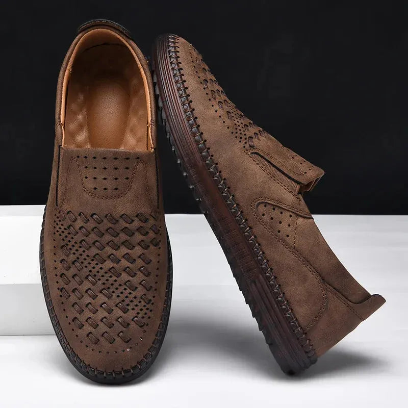 Braune Herren-Lederslipper mit Lochmuster, rutschfeste Sohle, elegantes Design, ideal für Freizeit und Büro, hochwertige Verarbeitung.