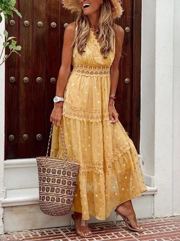 Frau in gelbem Sommerkleid mit Spitzenmuster, Strohhut und geflochtener Tasche vor Holztür. Perfektes Outfit für Sommermode und Strandurlaub.