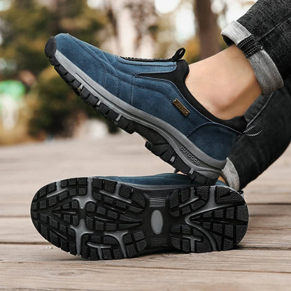 Blaue Outdoor-Sneaker mit rutschfester Sohle auf Holzweg. Bequeme, sportliche Schuhe für Herren, ideal für Wandern und Freizeitaktivitäten.