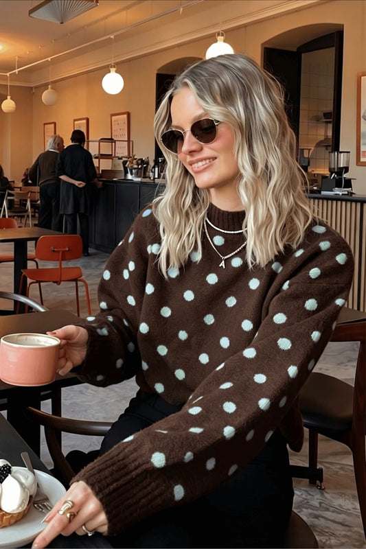 Brauner Damen-Strickpullover mit weissem Punktmuster auf hellem Hintergrund