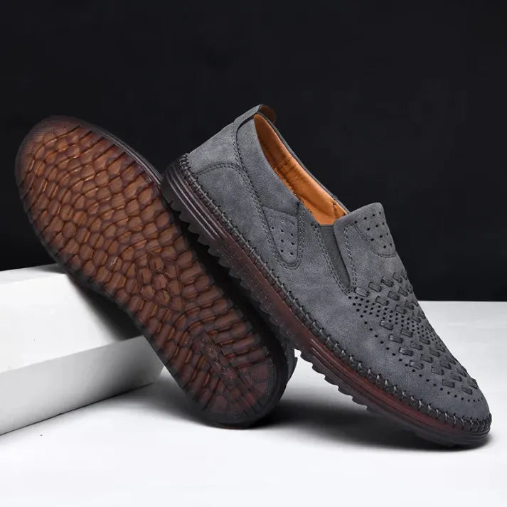 Grauer Herren-Loafer aus Wildleder mit perforiertem Design und rutschfester Sohle, ideal für stilvolle Freizeit- und Business-Outfits.