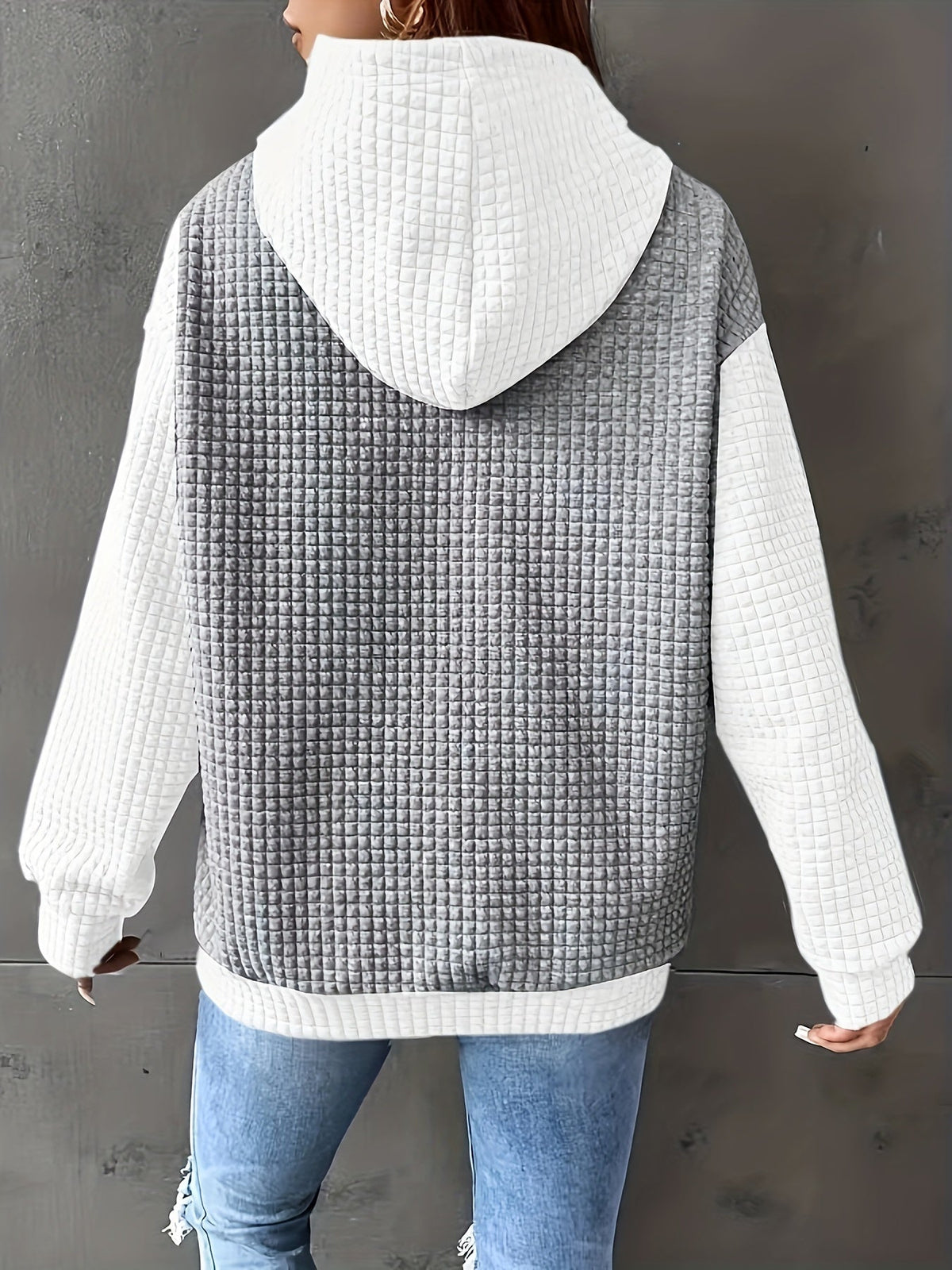 Weicher Kapuzenpullover mit zweifarbigem Design und langen Ärmeln