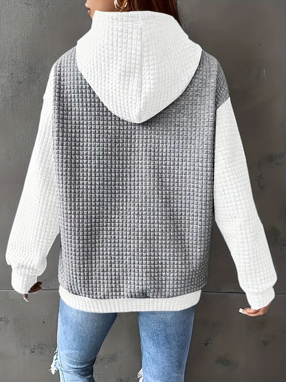 Weicher Kapuzenpullover mit zweifarbigem Design und langen Ärmeln