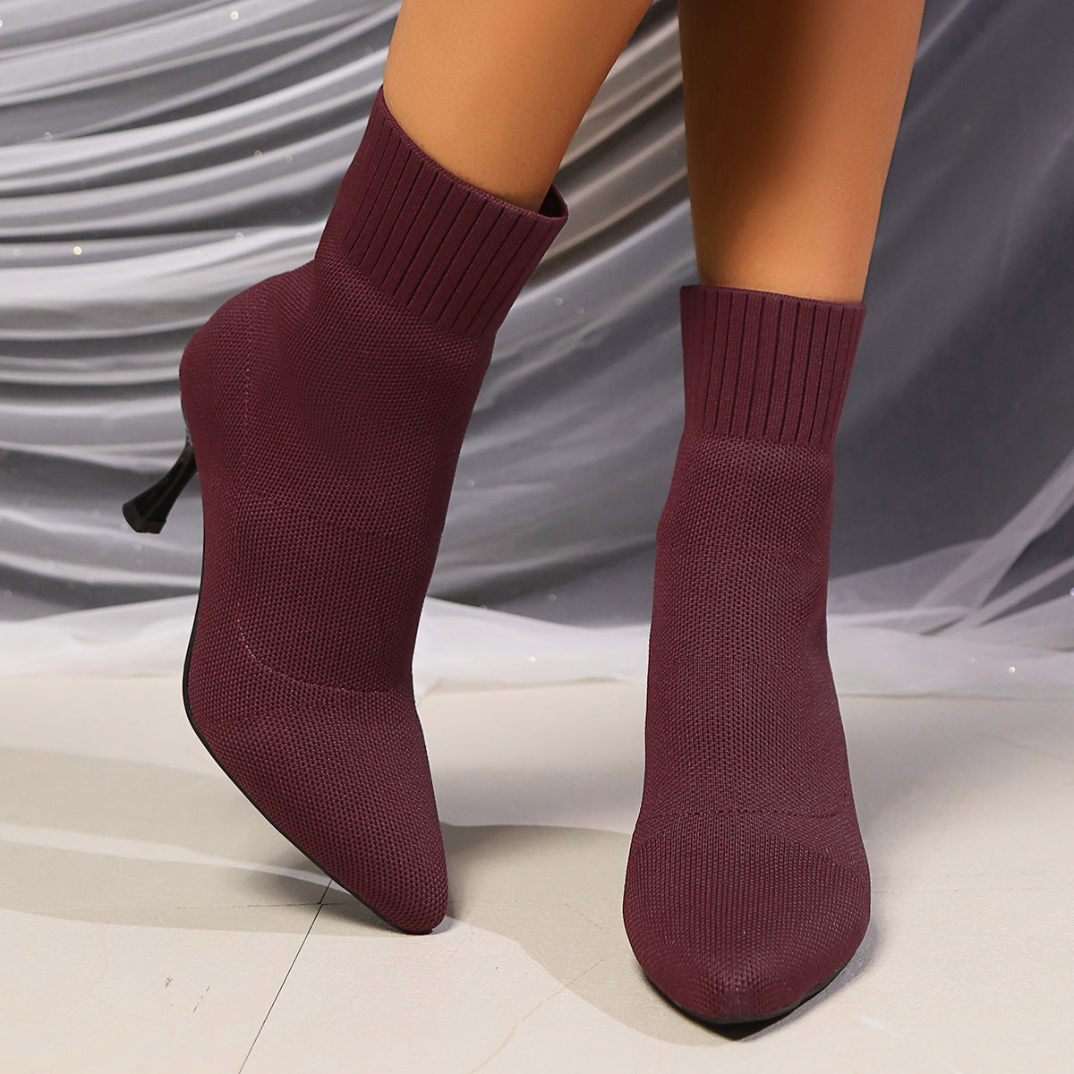 Damen Stiefeletten in Bordeaux mit spitzem Absatz und Strickdesign, elegant und modern, ideal für Herbstmode und stilvolle Outfits.