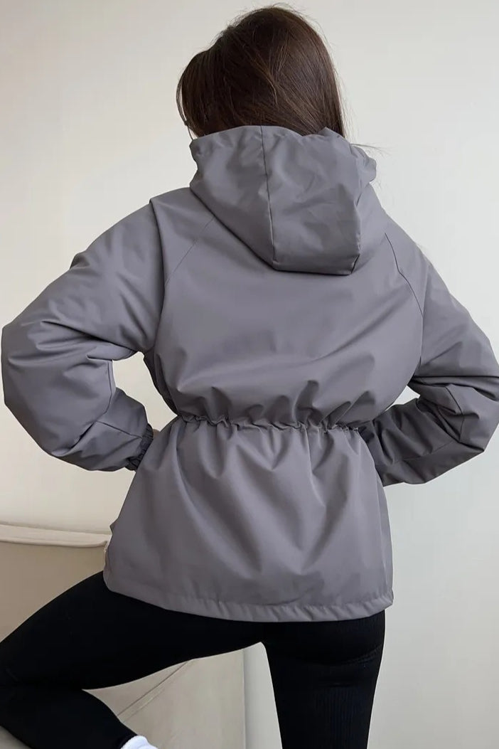 Seitliche Ansicht der Damen Utility-Jacke mit Kapuze