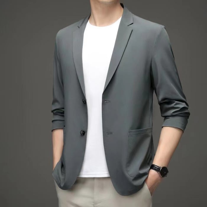 Grauer Herrenblazer mit weißem T-Shirt und beiger Hose, eleganter Look, Mode für Männer, Business-Casual-Stil, moderne Herrenbekleidung.
