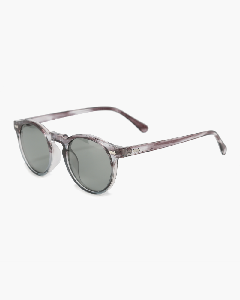Transparente runde Sonnenbrille mit grauen Gläsern, modisches Accessoire, UV-Schutz, ideal für Sommer und Outdoor-Aktivitäten.