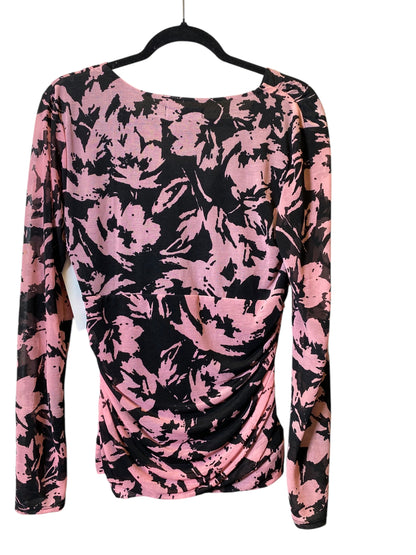 Rosa und schwarzes Langarmshirt mit floralem Muster auf Kleiderbügel. Modisches Damenoberteil, ideal für Herbstmode und trendige Outfits.