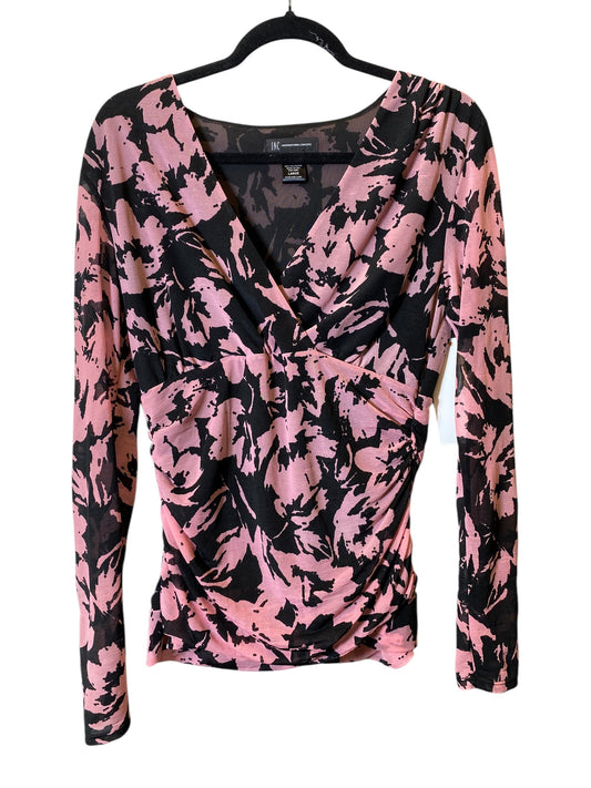 Langarmshirt mit rosa-schwarzem Blumenmuster auf Kleiderbügel. Damenmode, stilvolles Design, ideal für Freizeit und Büro. Hochwertiger Stoff.