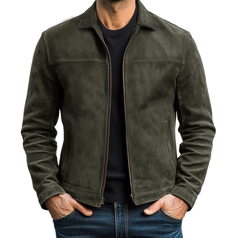 Dunkelgrüne Wildlederjacke für Herren, modisch und elegant, kombiniert mit schwarzem Pullover und blauer Jeans. Perfekt für stilvolle Herbstmode.