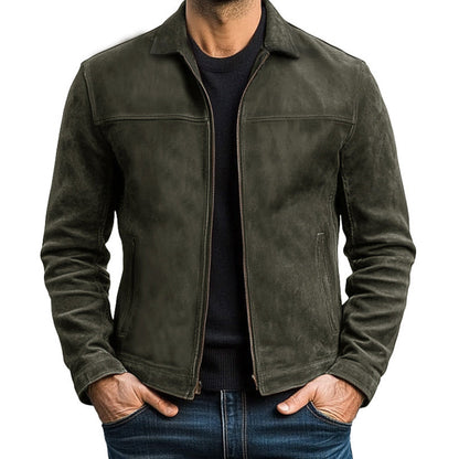 Dunkelgrüne Wildlederjacke für Herren, modisch und elegant, kombiniert mit schwarzem Pullover und blauer Jeans. Perfekt für stilvolle Herbstmode.