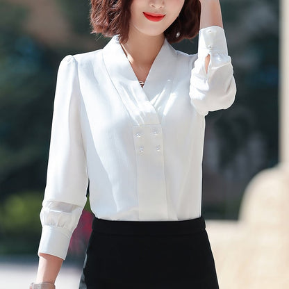 Frau in eleganter weißer Bluse und schwarzem Rock, lächelnd im Freien. Businessmode, stilvolle Damenbekleidung, Bürooutfit.