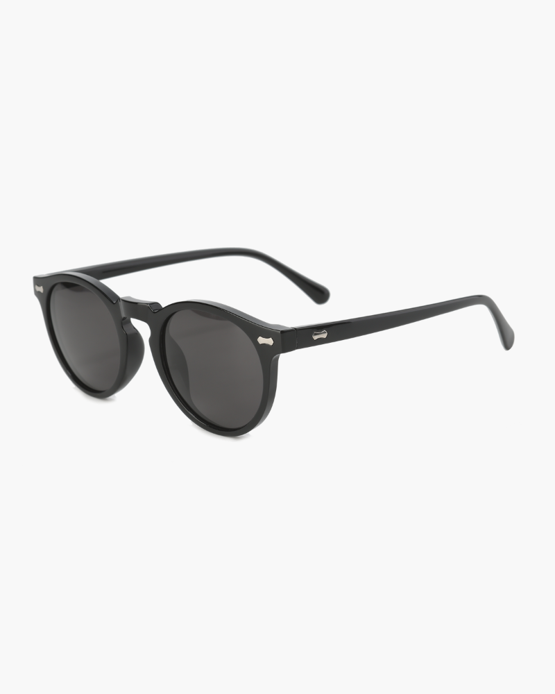 Schwarze runde Sonnenbrille mit dunklen Gläsern und schlankem Rahmen, modisches Accessoire, UV-Schutz, ideal für Sommer und Outdoor-Aktivitäten.