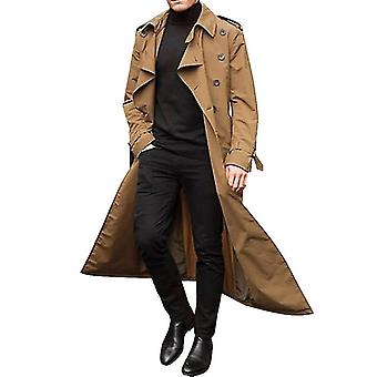 Mann in langem, braunem Trenchcoat, schwarzem Rollkragenpullover und Hose. Stilvolle Herbstmode, eleganter Look, zeitloser Mantel.