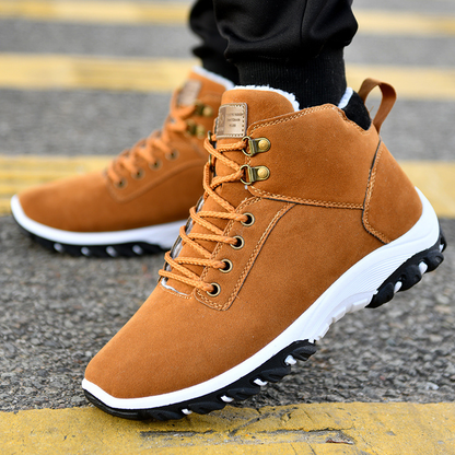 Men's winter boots with lace-up closure and flat sole, ankle-high design