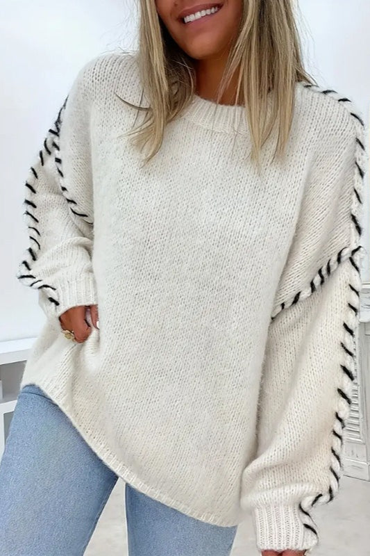Nahaufnahme des kontrastierenden Spitzendetails am Damen-Strickpullover