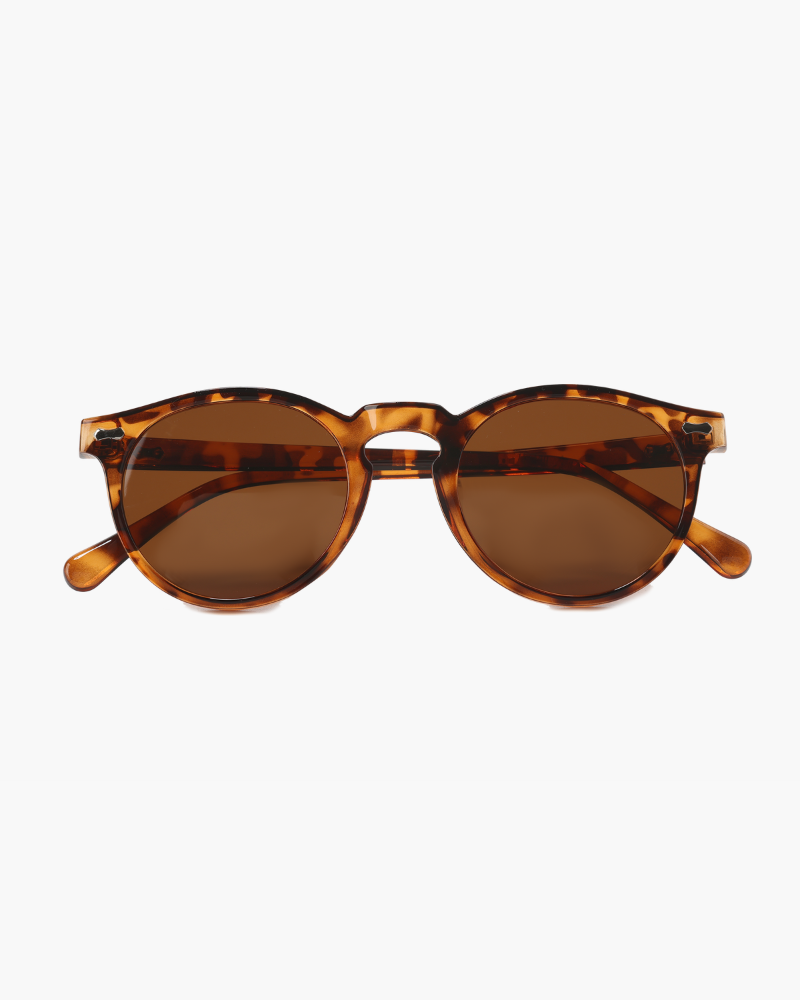 Braune Sonnenbrille mit runden Gläsern und Schildpattmuster, modisches Accessoire, UV-Schutz, ideal für Sommer und Outdoor-Aktivitäten.
