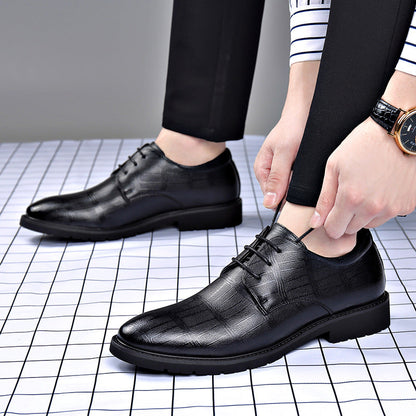 Schwarze Herren-Business-Schuhe aus Leder, geschnürt, auf kariertem Boden. Elegante Anzugschuhe, ideal für formelle Anlässe und Büro.