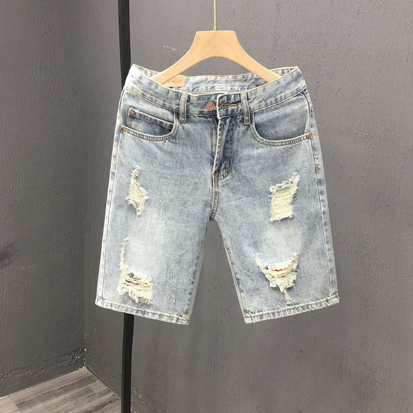 Men's denim shorts with a used look and rips, mid-rise waistband