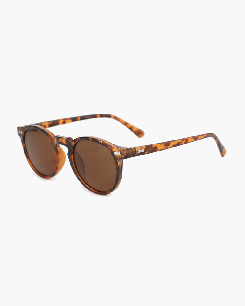 Braune Sonnenbrille mit runden Gläsern und Schildpatt-Muster, modisches Accessoire, UV-Schutz, ideal für Sommer und Outdoor-Aktivitäten.