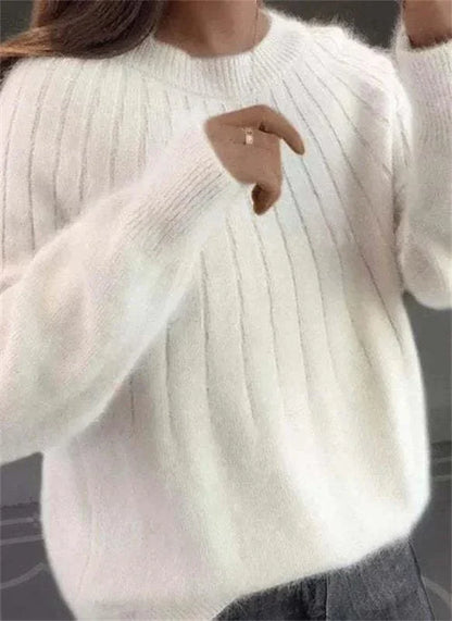 Weiße Strickpullover Damenmode, weiches Material, gerippte Struktur, langärmlig, stilvoll und bequem, ideal für Herbst- und Winteroutfits.
