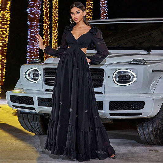 Frau in elegantem schwarzen Abendkleid vor weißem Mercedes G-Klasse, beleuchtet von Lichterketten. Luxusauto, Abendmode, stilvolle Szene.