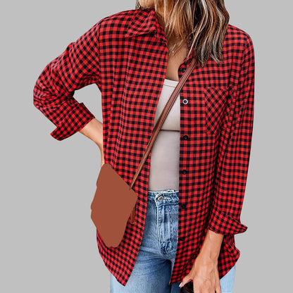 Frau in rotem kariertem Hemd, Jeans und beiger Top, mit brauner Umhängetasche. Modetrend, lässiger Stil, Damenmode, Herbstoutfit.