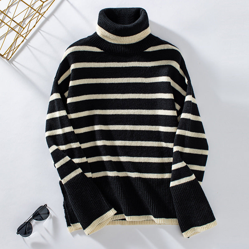Schwarz-weiß gestreifter Rollkragenpullover aus Strick, lässig und modisch, neben einer Sonnenbrille auf weißem Hintergrund.