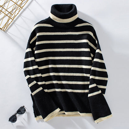 Schwarz-weiß gestreifter Rollkragenpullover aus Strick, lässig und modisch, neben einer Sonnenbrille auf weißem Hintergrund.