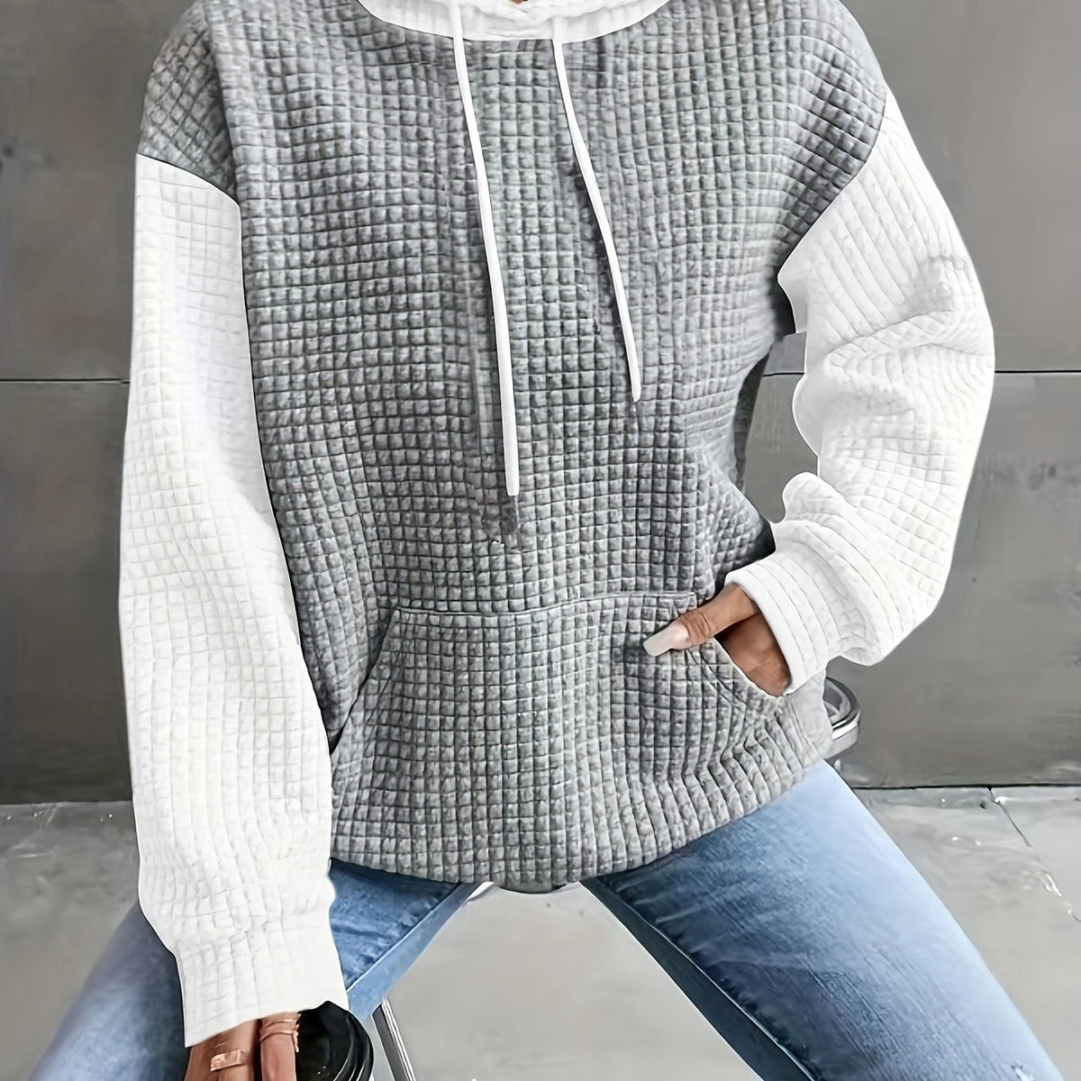 Kapuzenpullover im Zweifarbenlook als gemütliches Alltagsoutfit