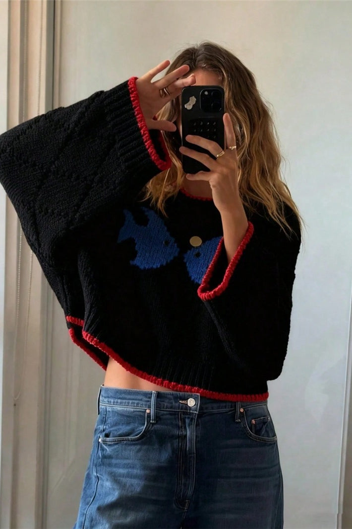 Nahaufnahme des Hundemotivs auf dem Damen-Strickpullover