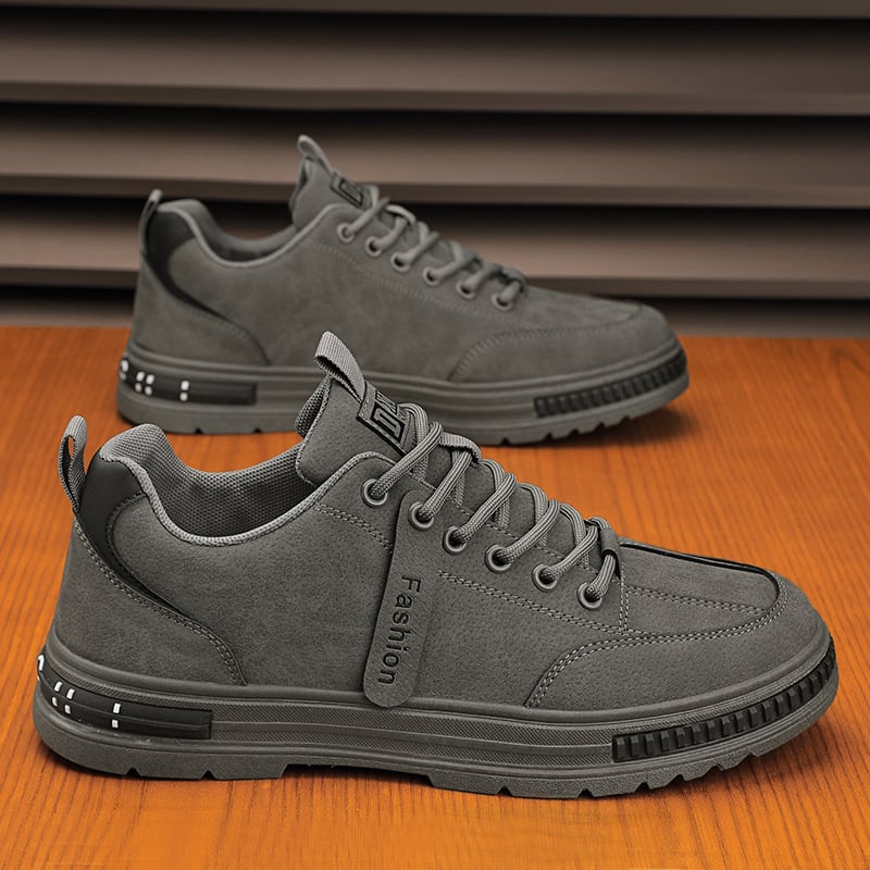 Men's lace-up sneakers with rounded toe and flat sole
