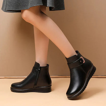Damenstiefel aus schwarzem Leder mit Reißverschluss und Schnalle, knöchelhoch, modisch, bequem, ideal für Herbst- und Wintermode.