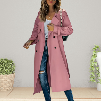 Frau in rosa Trenchcoat, zerrissene Jeans, weißes Top, schwarze Tasche. Modetrend Herbst 2023, stilvoller Look, lässige Eleganz.