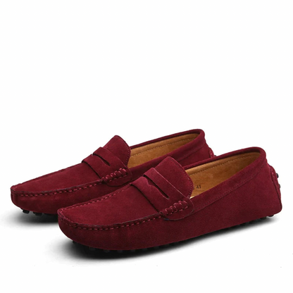 Rote Wildleder-Mokassins für Herren, stilvoll und bequem, ideal für Freizeitkleidung. Hochwertige Verarbeitung, rutschfeste Sohle.